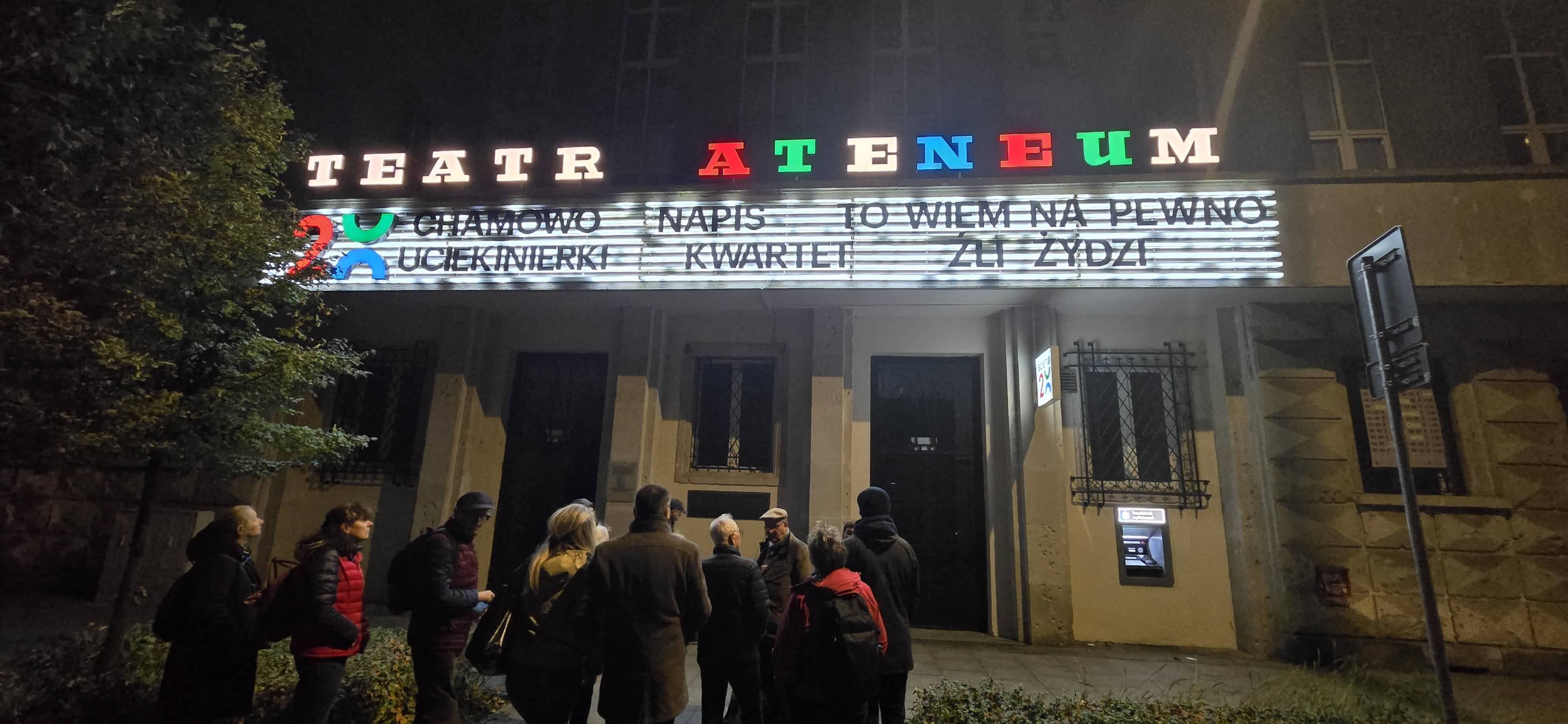 Wejście do Ateneum od ulicy Wybrzeże Kościuszkowskie